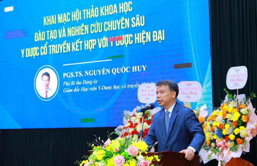 PGS.TS Nguyễn Quốc Huy – Giám đốc Học viện Y dược học cổ truyền Việt Nam trao đổi tại hội thảo. ảnh 2
