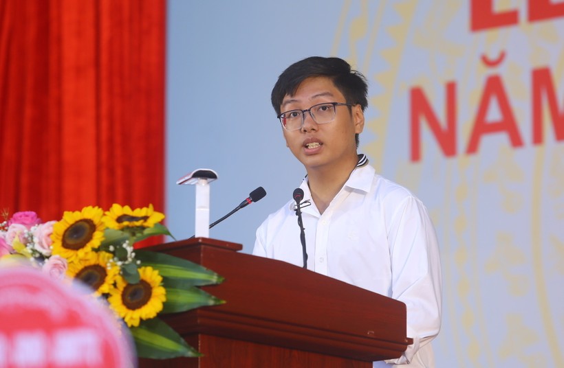 Tân sinh viên Đinh Cao Sơn - Huy chương Vàng Olympic Hóa học quốc tế năm 2023 phát biểu tại Lễ khai giảng năm học 2023 - 2024. ảnh 4