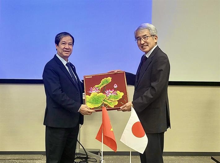 Bộ trưởng Nguyễn Kim Sơn tặng quà lưu niệm cho Phó Chủ tịch JICA Nhật Bản, ngài Ataeda Miki. ảnh 3