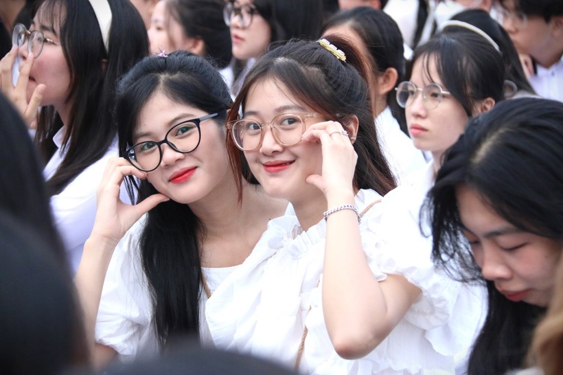 Tân sinh viên Trường ĐH Sư phạm Hà Nội trong Lễ khai giảng năm học 2023 - 2024. ảnh 2