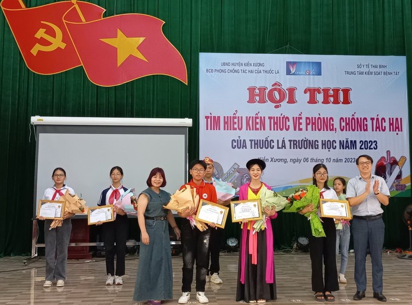 Ông Phạm Việt Hùng - Phó chủ tịch UBND huyện trao tặng giải nhất, nhì, ba cho các đội thi có thành tích xuất sắc. ảnh 1
