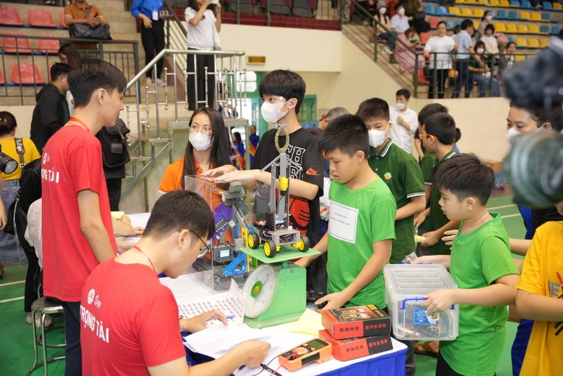Học sinh, sinh viên tham gia Cuộc thi "Sáng tạo robot năm 2023" do Trường ĐH Sư phạm Hà Nội tổ chức. ảnh 2
