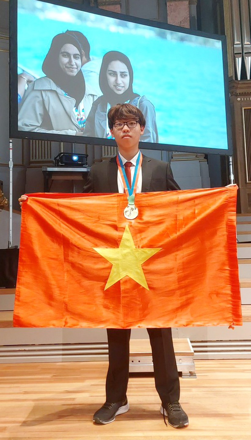 Với tấm Huy chương Vàng Olympic quốc tế Hóa học, Mạnh Khôi đã cùng đồng đội mang vinh quang về cho đất nước. ảnh 4
