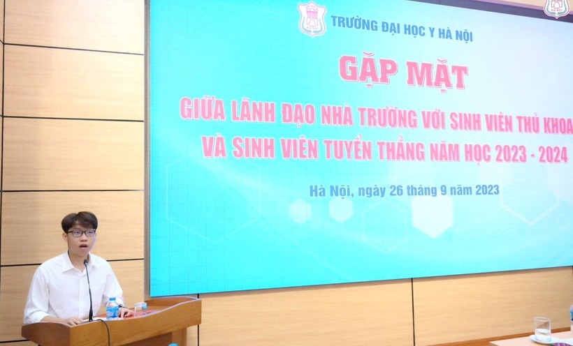 Mạnh Khôi đại diện cho các sinh viên phát biểu tại buổi gặp mặt giữa lãnh đạo Trường ĐH Y Hà Nội với sinh viên thủ khoa và sinh viên tuyển thẳng năm học 2023 - 2024. ảnh 2