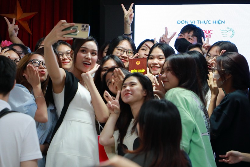 Hoa hậu Đỗ Thị Hà thân thiện với sinh viên Học viện Phụ nữ Việt Nam.