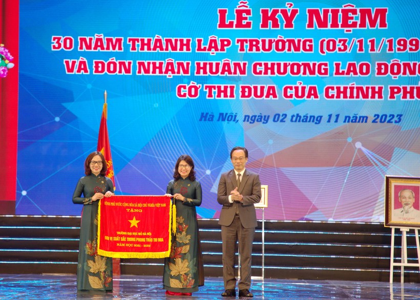 Thứ trưởng Bộ GD&ĐT Hoàng Minh Sơn trao Cờ thi đua của Chính phủ cho Trường ĐH Mở Hà Nội.