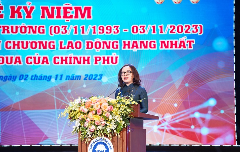 PGS.TS Nguyễn Thị Nhung - Hiệu trưởng Trường ĐH Mở Hà Nội trình bày diễn văn kỷ niệm 30 thành lập trường.