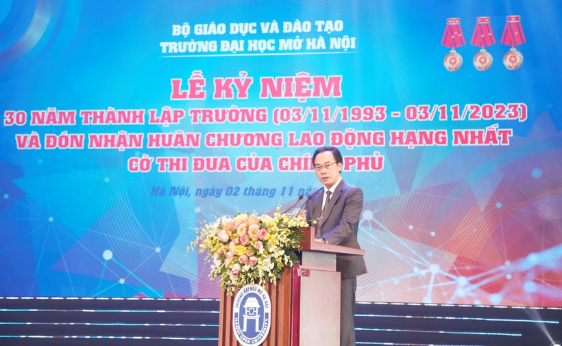 Thứ trưởng Bộ GD&ĐT Hoàng Minh Sơn phát biểu tại buổi lễ.