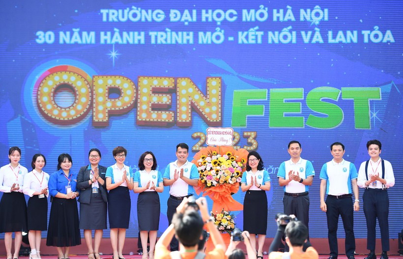 Chiều cùng ngày, Trường ĐH Mở Hà Nội khai mạc Ngày hội 'Open Fest'.