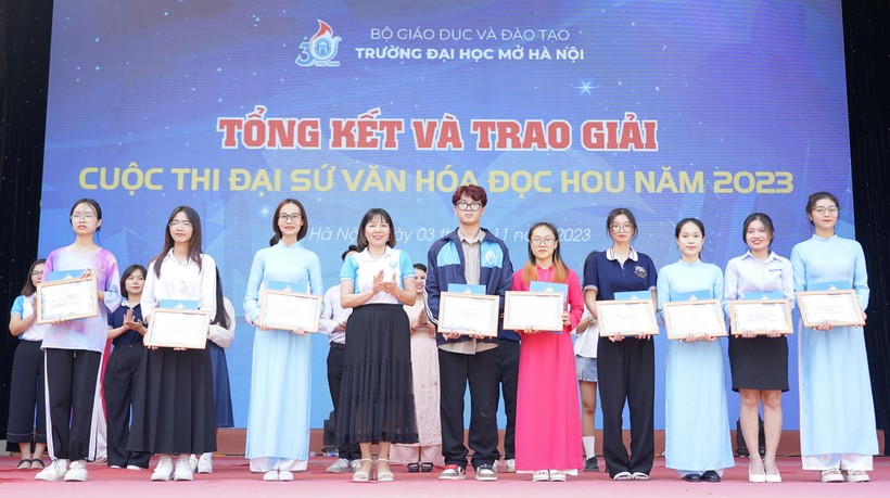 Các sinh được giải trong Cuộc thi 'Đại sứ văn hóa đọc HOU năm 2023'.