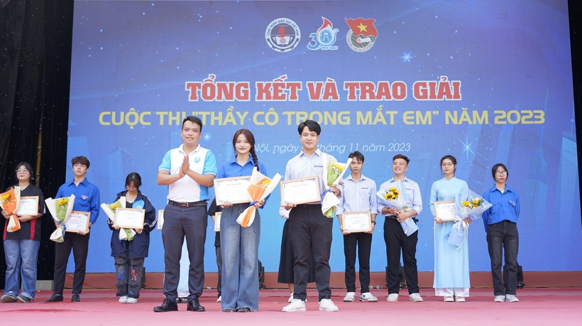 ThS Lê Mạnh Hùng - Bí thư Đoàn TNCS Hồ Chí Minh Trường ĐH Mở Hà Nội trao giải cho các thí sinh đoạt giải Cuộc thi 'Thầy cô trong mắt em' năm 2023.