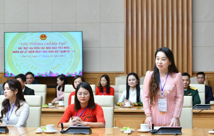 Cô Nguyễn Thúy Duyên - Trường Tiểu học thị trấn Ái Tử (Triệu Phong, Quảng Trị) phát biểu tại buổi gặp mặt.