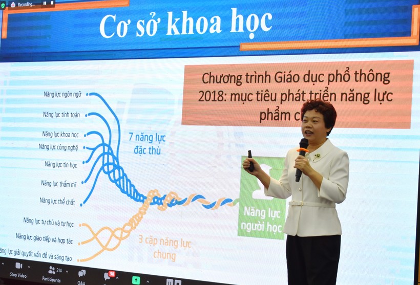 PGS.TS Chu Cẩm Thơ chia sẻ tại hội thảo.