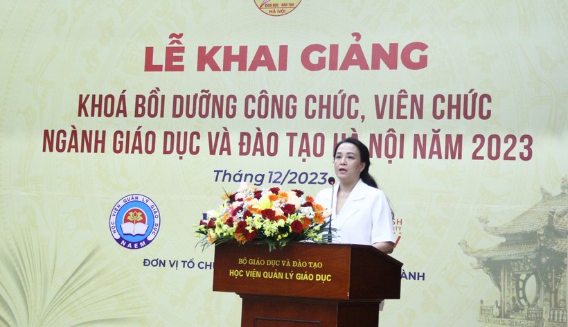 TS Phùng Thị Lý Hằng – Phó Giám đốc Học viện Quản lý giáo dục trao đổi tại lễ khai giảng.