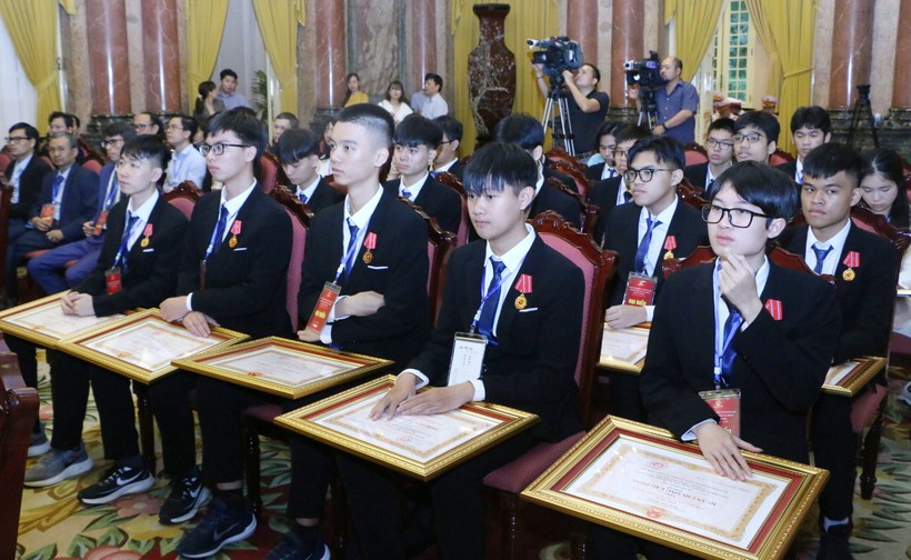 Đoàn học sinh đoạt giải Olympic và Khoa học kỹ thuật quốc tế năm 2023 tại buổi gặp mặt chiều 15/12.