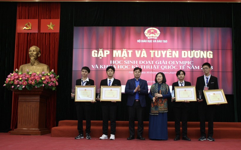 Thứ trưởng Ngô Thị Minh đã trao Bằng khen của Bộ trưởng cho 5 học sinh - chiều 16/12.