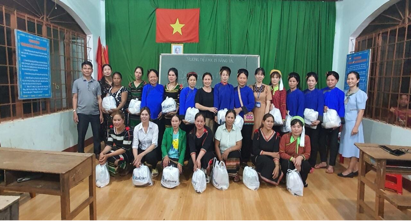 Học viên tại Bon Đắk Láp nhận quà của trường TH Nguyễn Bá Ngọc, thị trấn Đăk Mil, huyện Đăk Mil trong Lễ khai giảng Giai đoạn 2 – Kỳ 4.
