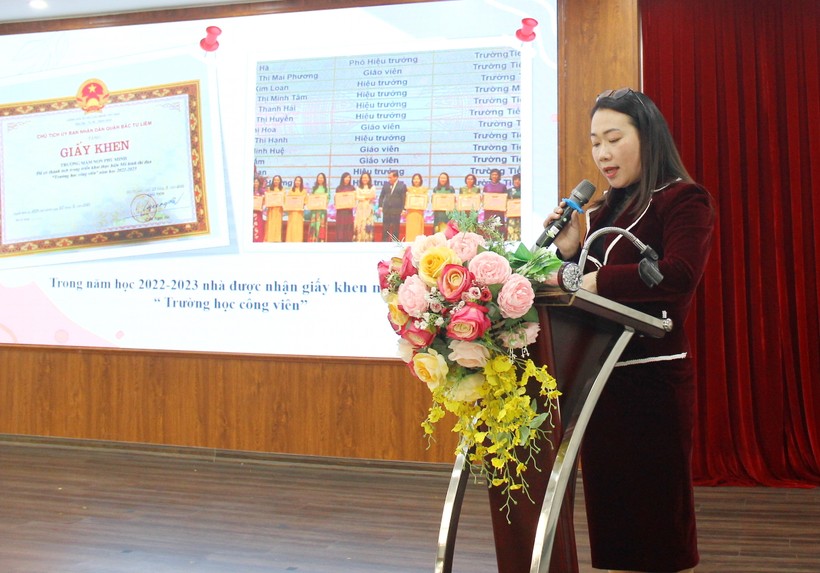 Cô Nguyễn Thị Minh Tâm - Hiệu trưởng Trường Mầm non Phú Minh tham luận tại hội nghị.