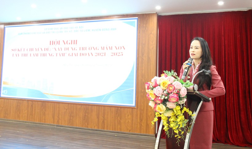 Bà Lê Thị Nga - Phó trưởng Phòng GD&ĐT quận Tây Hồ phát biểu tại hội nghị.