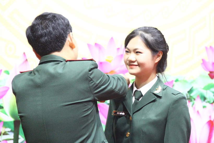 Niềm vui của nữ học viên khi được phong quân hàm.