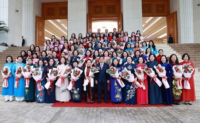 Thủ tướng Phạm Minh Chính với đại diện nữ lãnh đạo và các nhà khoa học nữ. (Ảnh: Dương Giang/TTXVN) 