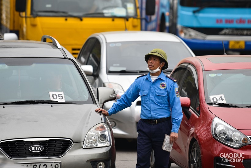 Ô tô xếp hàng dài chờ vào làm thủ tục kiểm định ở Hà Nội. Ảnh: Thế Đại