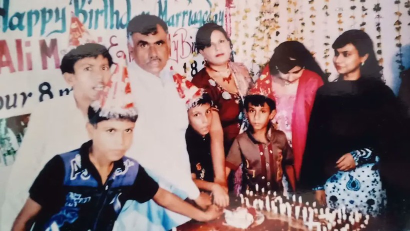 Gia đình 9 người có cùng ngày sinh ở Pakistan. Ảnh: Guinness World Records