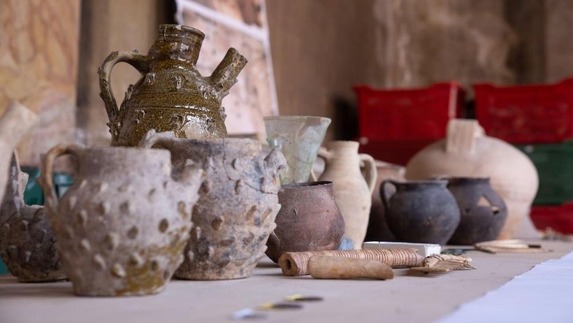 Một số đồ vật thời trung cổ được tìm thấy trong quá trình khai quật khảo cổ học của Nhà hát Nero. Ảnh: Pacific Press Media Production Corp/Alamy Live News)
