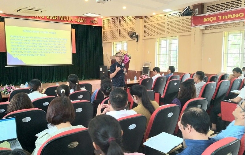 Ths. Nguyễn Cao Cường- Giám đốc Công ty TNHH CSM Global chia sẻ tại Hội nghị tập huấn công tác truyền thông trong giáo dục. ảnh 4