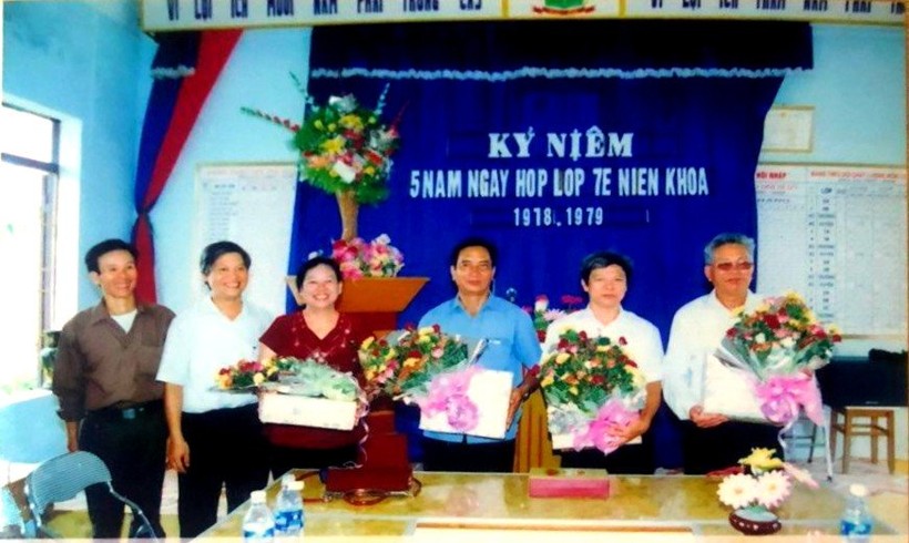 Đại diện Ban liên lạc truyền thống lớp 7E tặng hoa các thầy cô nhân kỷ niệm 25 năm ngày ra trường (từ phải sang trái): Thầy Nguyễn Côn, thầy Phạm Toán, thầy Phạm Gia Báu, cô Đào Thị Hải.