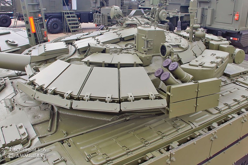Giáp phản ứng nổ đã che kín mọi vị trí trọng yếu trên xe tăng chiến đấu chủ lực T-72BM2.