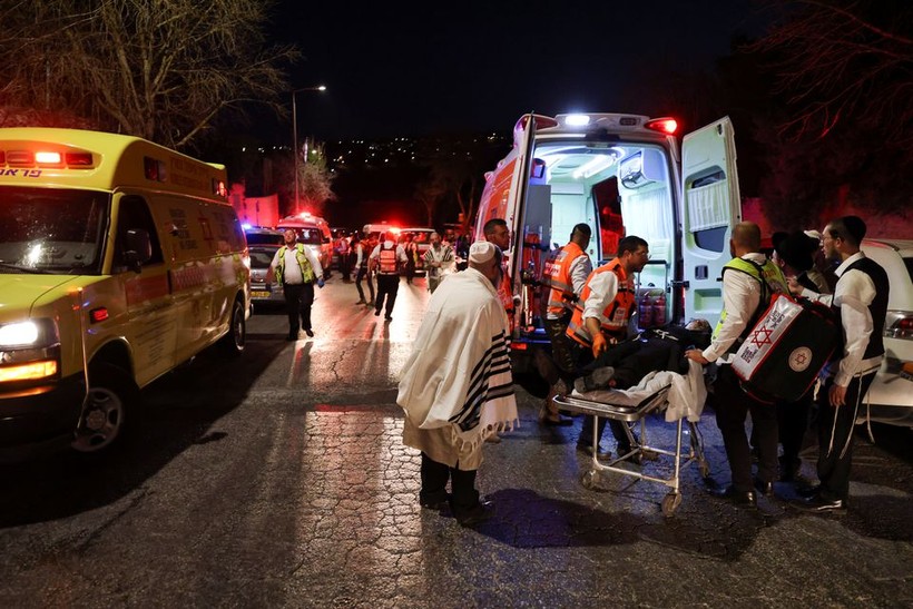 Ít nhất 2 người đã thiệt mạng. Xe cứu thương và trực thăng quân sự đưa những người bị thương đến bệnh viện.