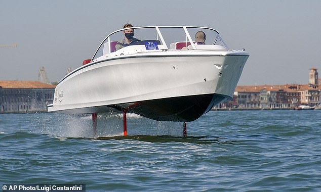 Chiếc thuyền cánh ngầm sử dụng trí tuệ nhân tạo (AI) đầu tiên trên thế giới đã được trình diễn tại Venice Boat Show.