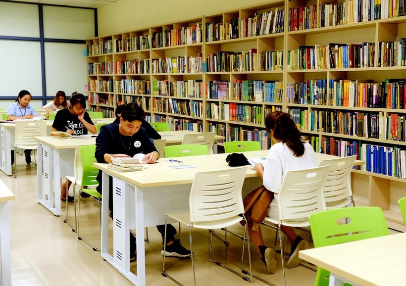 Sinh viên nghiên cứu tại thư viện Trường ĐH Kinh tế Quốc dân. Ảnh NT.