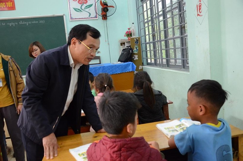 Ông Mai Văn Trinh thăm và động viên học trò Trường TH & THCS Đồng Tâm, huyện Bắc Quang, tỉnh Hà Giang. Ảnh Ngô Chuyên.