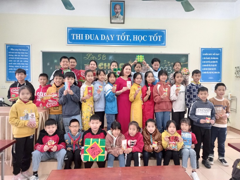 Cô trò Trường Tiểu học Ninh Giang (Ninh Bình) trong ngày đầu tiên trở lại trường sau kỳ nghỉ Tết Nguyên đán. Ảnh NTCC.