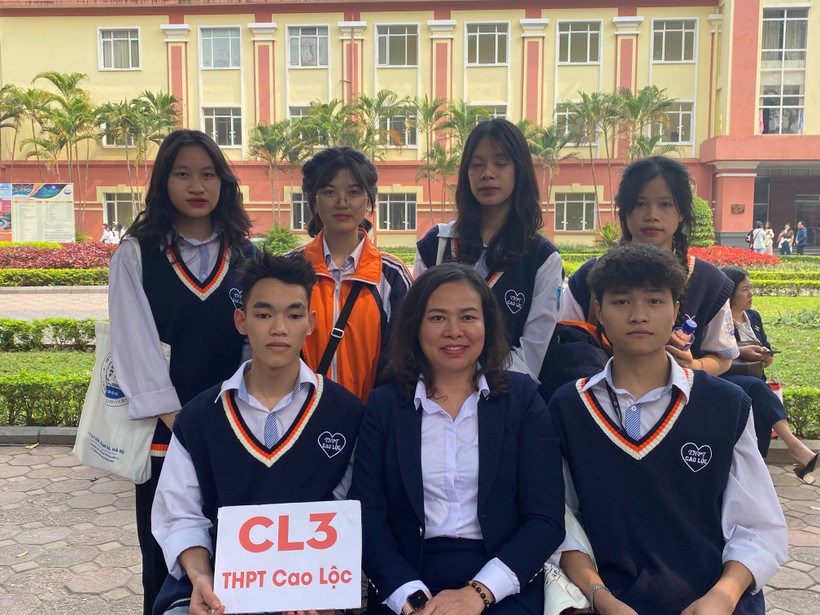 Cô Nguyễn Minh Thu - Hiệu trưởng Trường THPT Cao Lộc cùng học trò của mình. Ảnh Ngô Chuyên.
