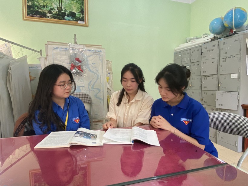 Học sinh Trường THPT Việt Bắc (TP. Lạng Sơn, tỉnh Lạng Sơn) cùng nhau học nhóm. Ảnh Ngô Chuyên.