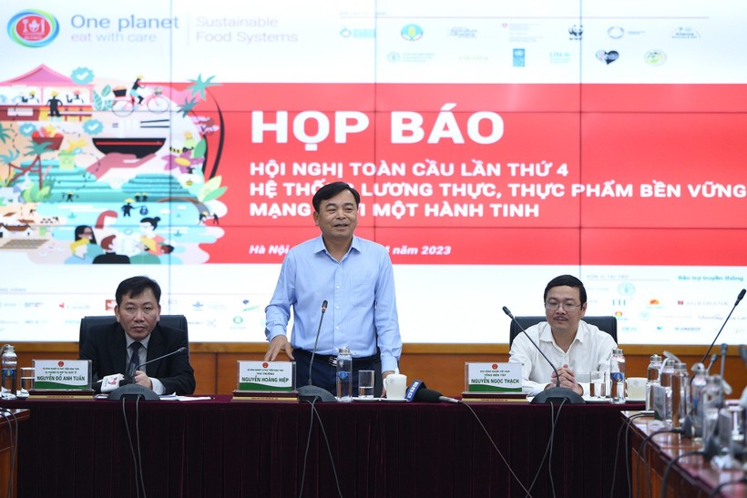 Thứ trưởng Bộ NN-PTNT Nguyễn Hoàng Hiệp phát biểu tại họp báo.