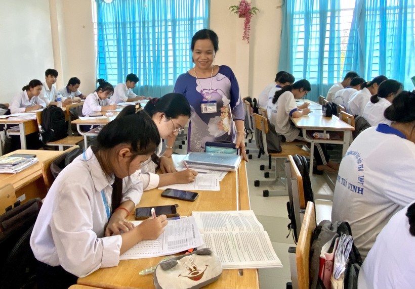 Những buổi học ôn giai đoạn nước rút của cô trò Trường PTDTNT THPT tỉnh Trà Vinh. Ảnh Ngô Chuyên.