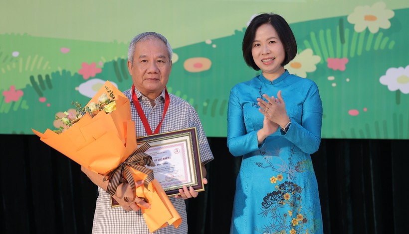 Nhà báo Vũ Việt Trang, Tổng Giám đốc Thông tấn xã Việt Nam trao giải Hiệp sĩ Dế Mèn cho nhà văn Trần Đức Tiến.