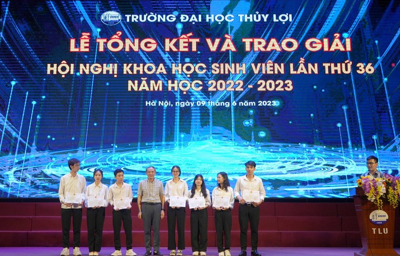 GS. Nguyễn Trung Việt – Phó hiệu trưởng Trường ĐH Thuỷ lợi trao giải cho các đề tài đạt giải.