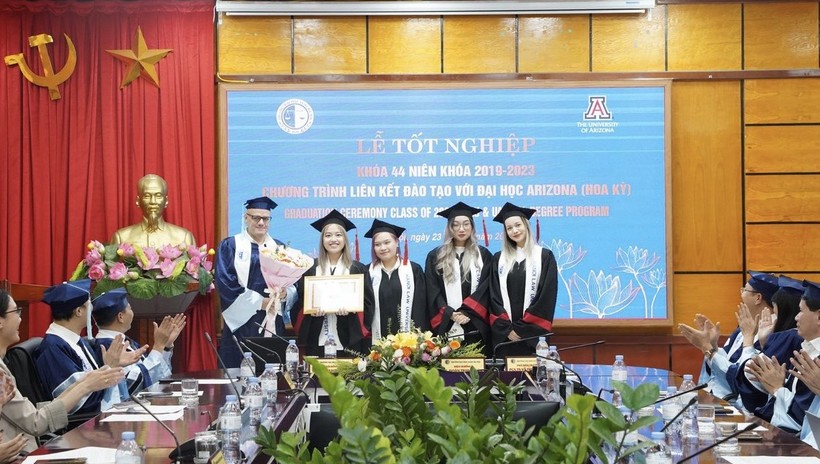 Trường ĐH Luật Hà Nội trao bằng tốt nghiệp chương trình liên kết  ảnh 2