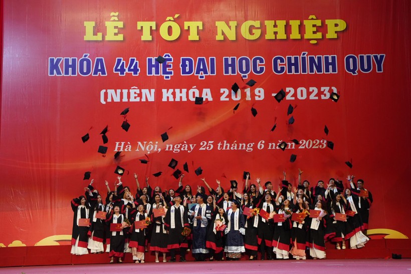 Trường ĐH Luật Hà Nội trao bằng tốt nghiệp cho 1594 tân cử nhân ảnh 2