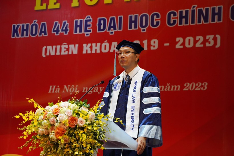 Trường ĐH Luật Hà Nội trao bằng tốt nghiệp cho 1594 tân cử nhân ảnh 1