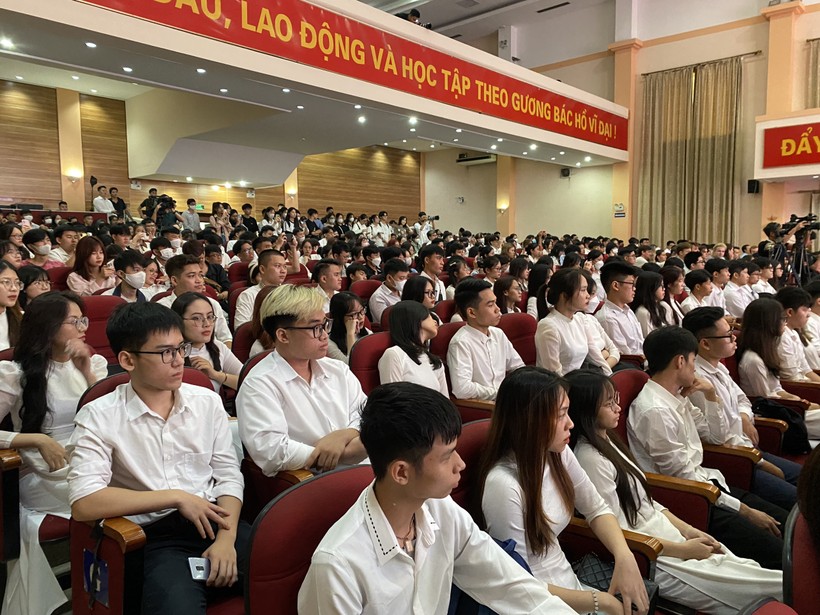 4500 tân sinh viên Trường ĐH Thuỷ lợi tham dự lễ khai giảng. Ảnh NC.