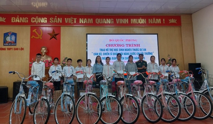 Nhà trường và i Ban chỉ huy quân sự huyện Cao Lộc tổ chức chương trình tiếp bước em đến trường. Ảnh NT. ảnh 1