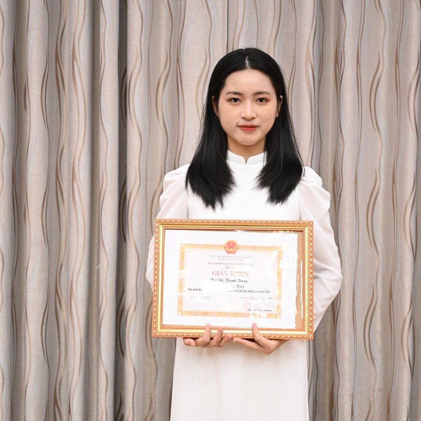 Bùi Thị Thanh Trang nhận giấy khen của Học viện Báo chí và Tuyên truyền. Ảnh NVCC. ảnh 1
