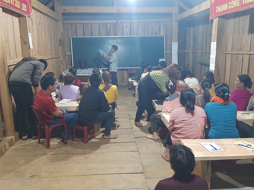 Các học viên ở làng Kon Trang tham gia xoá mù chữ. Ảnh NT. ảnh 1