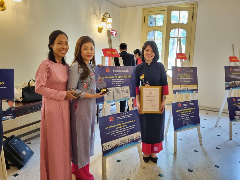 Nhóm tác giải của Báo Đại đoàn kết đạt giải Nhất Giải Báo chí toàn quốc Vì sự nghiệp Giáo dục Việt Nam lần thứ 4.